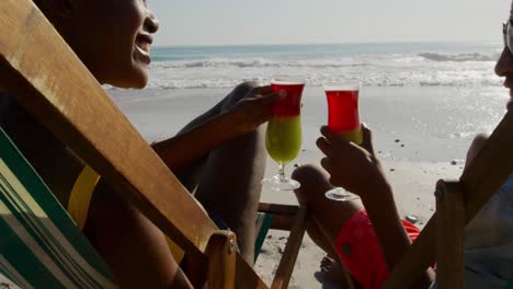 una joven pareja junto al mar