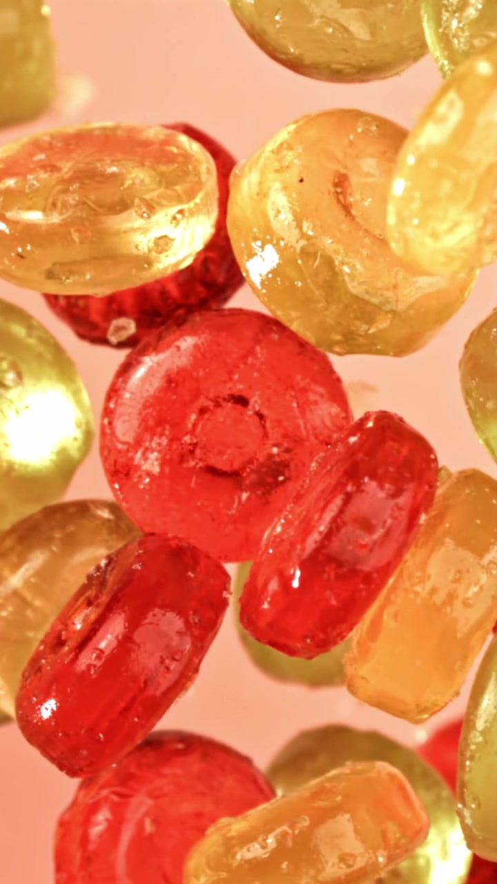 Macro di caramelle vivaci che galleggiano