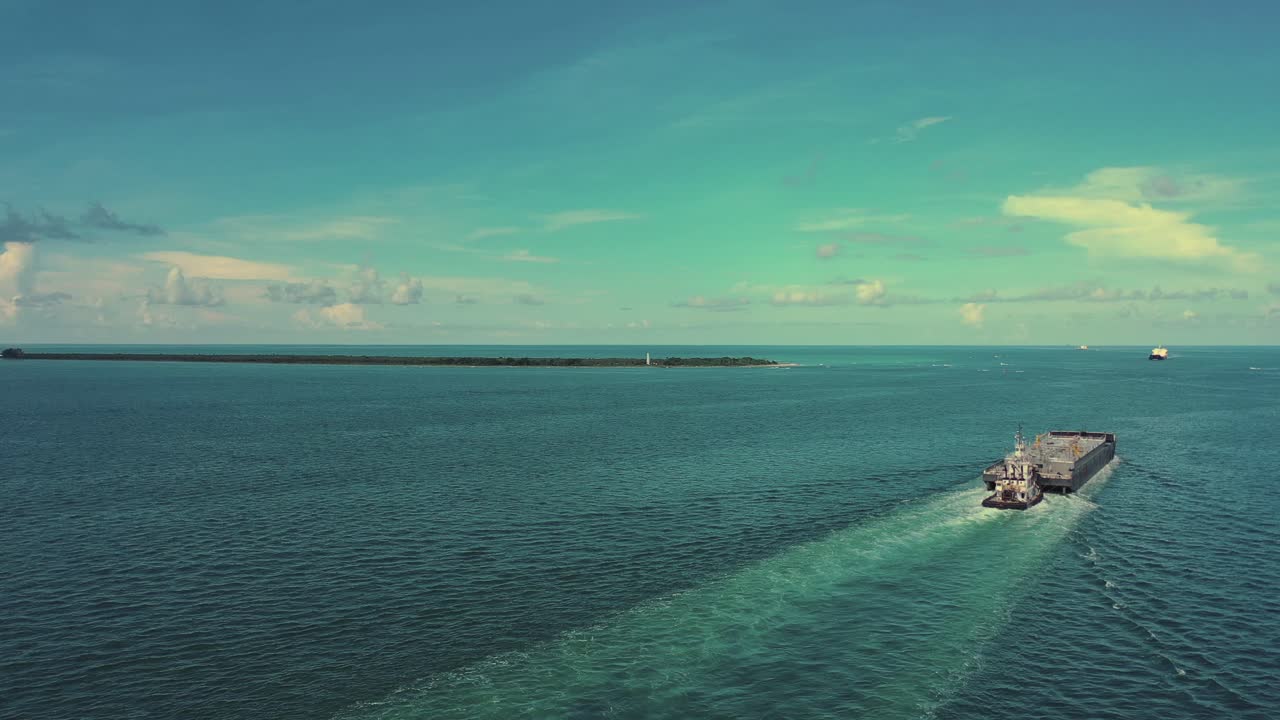 탬파 베이 플로리다에 있는 에그몬트 섬의 등대 근처에서 바지선과 푸시 보트