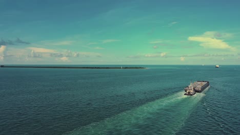 Lastkahn-Und-Schubboot-In-Der-Nähe-Eines-Leuchtturms-Auf-Der-Insel-Egmont-In-Tampa-Bay,-Florida