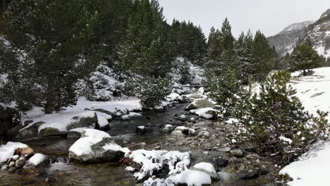 Flug-Vorwärts-Nach-Dem-Fluss-In-Den-Bergen-In-La-Cerdanya