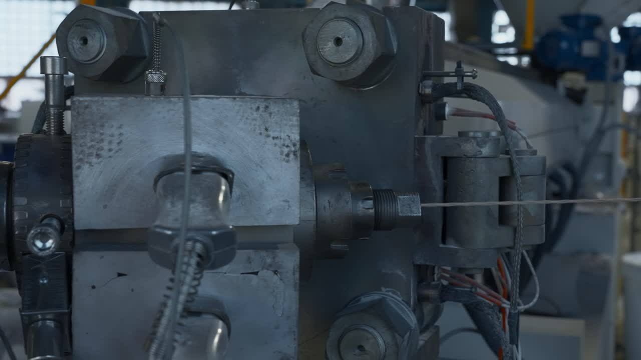 close-up de la máquina de extrusión de tubos de plástico