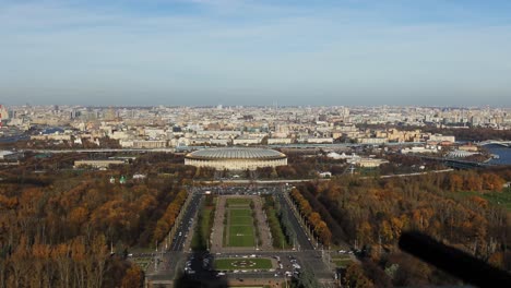 Lapso-De-Tiempo-De-La-Vista-Panorámica-De-Moscú-En-Rusia-Vista-Desde-El-Montaje-De-La-Universidad-Con-Un-Parque-Y-Una-Gran-Estación-En-El-Medio