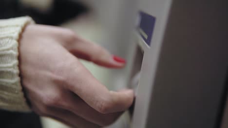 Frauenhand-Mit-Lackierten-Roten-Nägeln,-Die-Eine-Kreditkarte-In-Den-Geldautomaten-Einführt.-Schöne-Maniküre