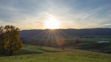 Este-Video-Es-Un-Lapso-De-Tiempo-De-La-Puesta-De-Sol-Detrás-De-Las-Montañas-En-Una-Granja-En-Lewisburg,-Virginia-Occidental-En-Tiempo-De-Otoño