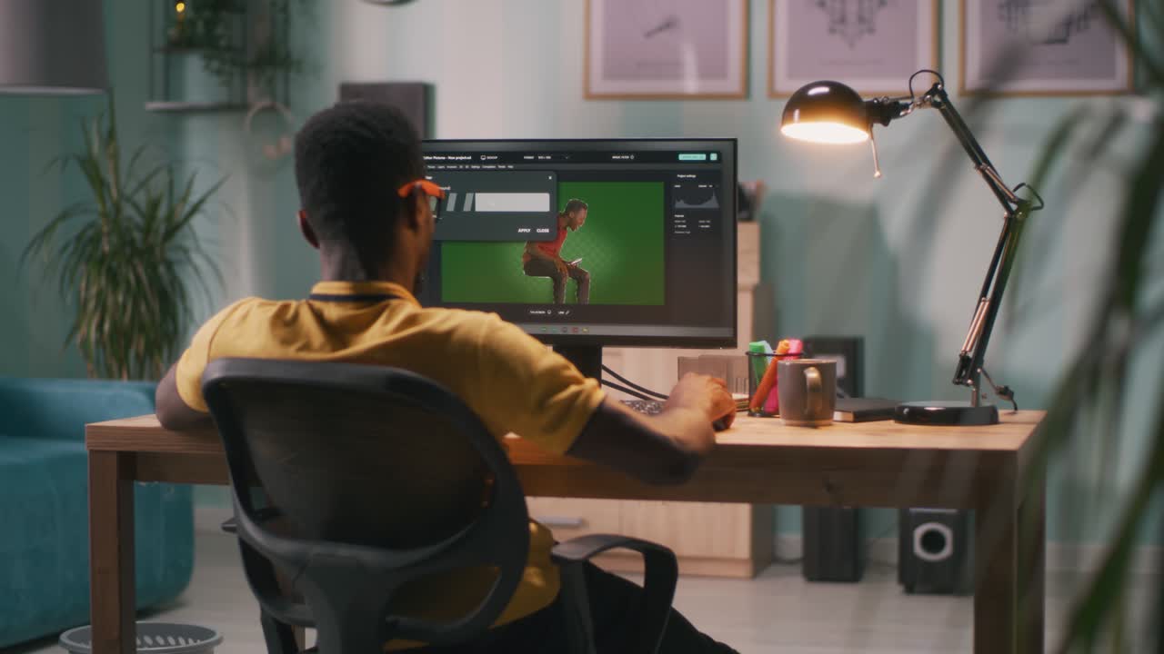 diseñador negro trabajando con chromakey