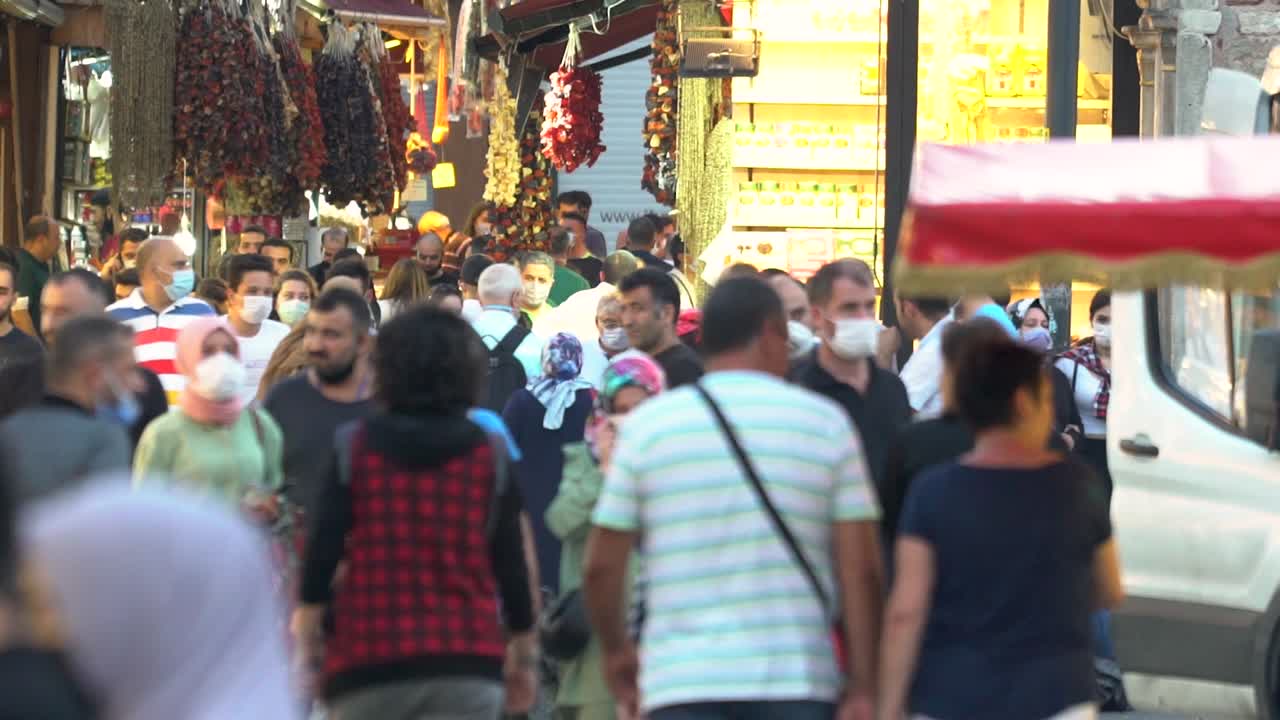 gran bazar en estambul, personas que llevan máscaras médicas