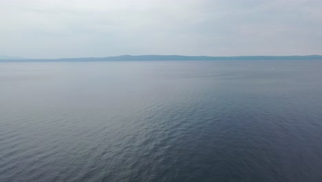 Video-Aéreo-De-Aguas-Tranquilas-Del-Mar-Adriático-Durante-Una-Mañana-Cálida-Y-Soleada-Con-Un-Cielo-Azul-Sin-Nubes