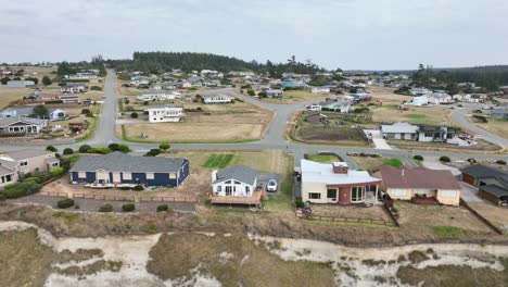 vista aérea de casas de retiro frente al mar en la comunidad del club de campo sierra de whidbey island