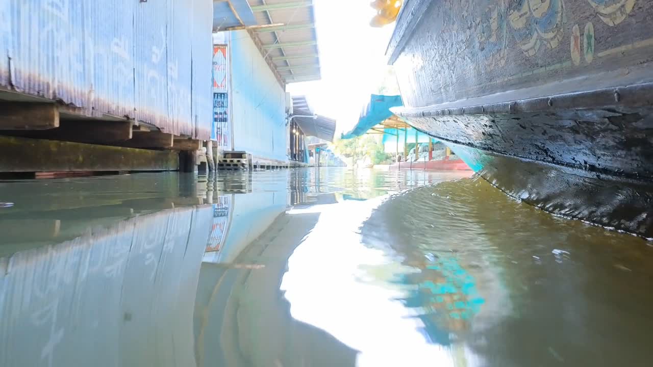 방 의 떠다니는 시장 은 물 위 에서 볼 수 있다