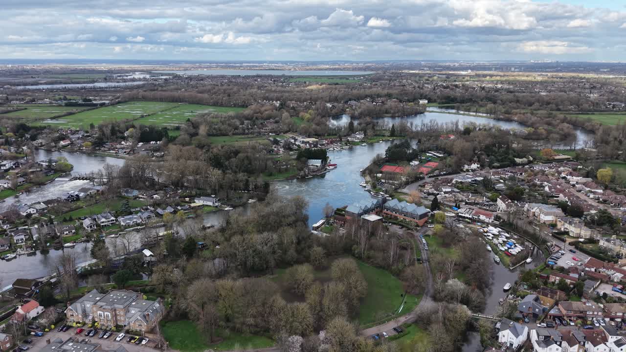 Weybridge Surrey, Storbritannien – Flodbredden ved Themsen, luftfoto