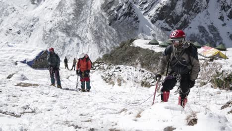 montañeros del himalaya en los picos del himalaya