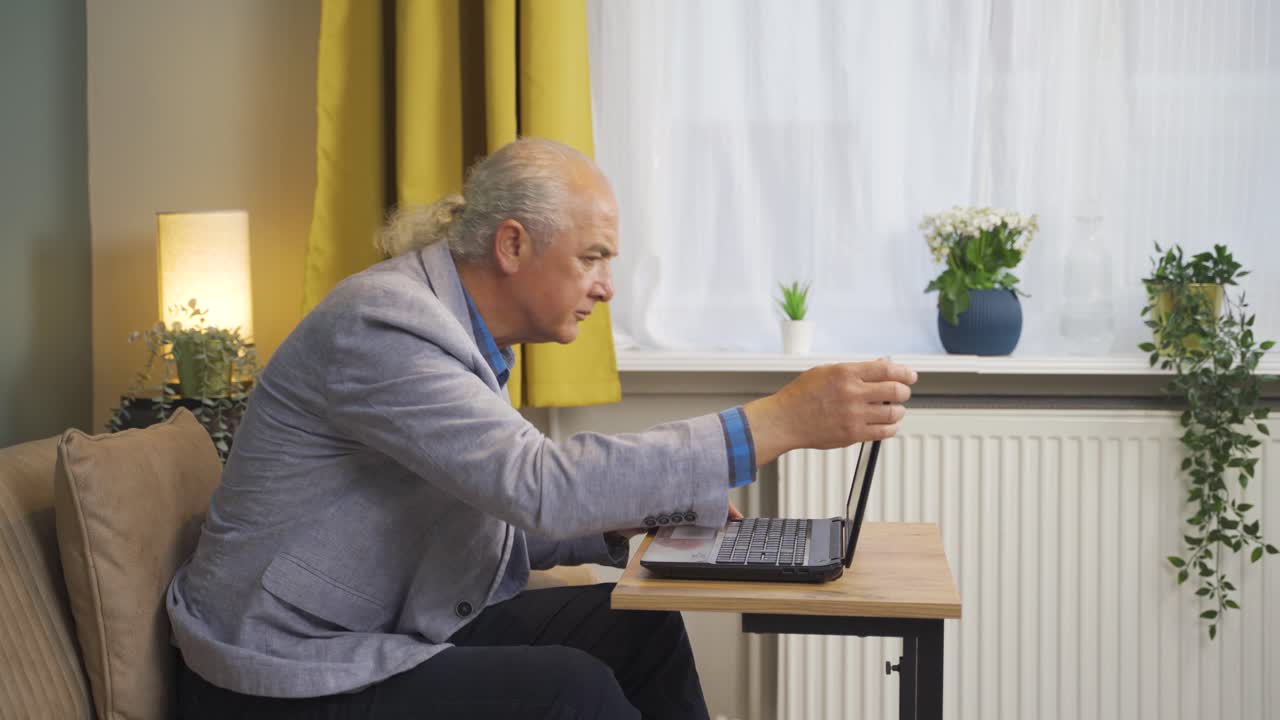 노트북을 사용하는 동안 배터리가 갑자기 죽습니다.