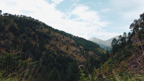 poona paraguas cascada sobre las montañas