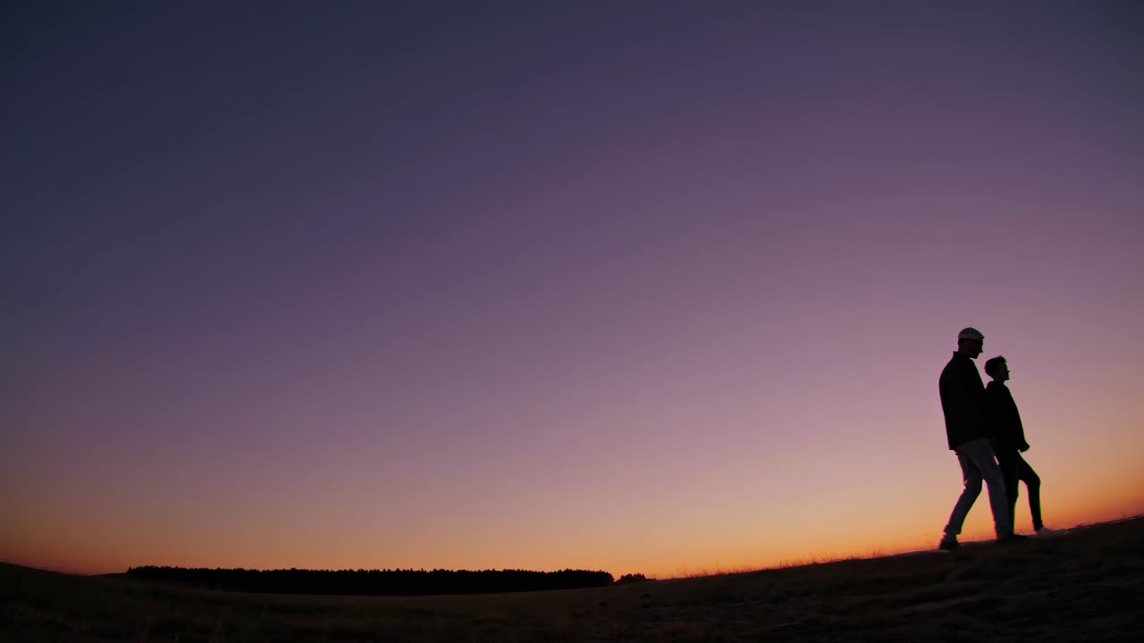 pareja caminando al atardecer