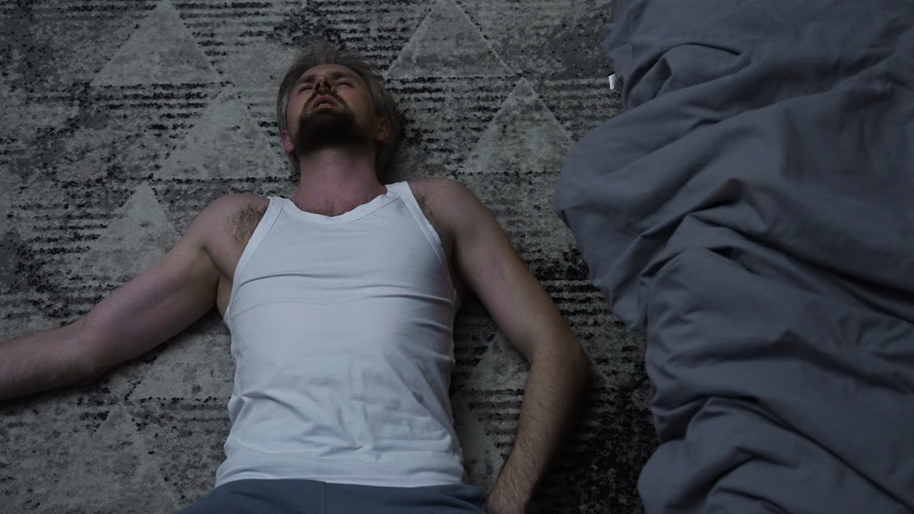 카에 누워있는 남자