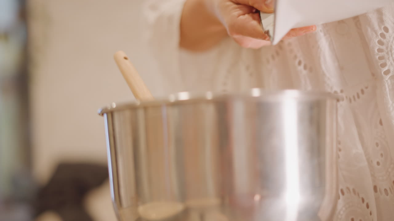 自家製の牛乳と卵の混合物。秋のデザート作りのための材料準備。パンプキンパイ作りのための居心地の良い雰囲気作り。デザートの材料が混ぜ合わされる温かいキッチンの情景。