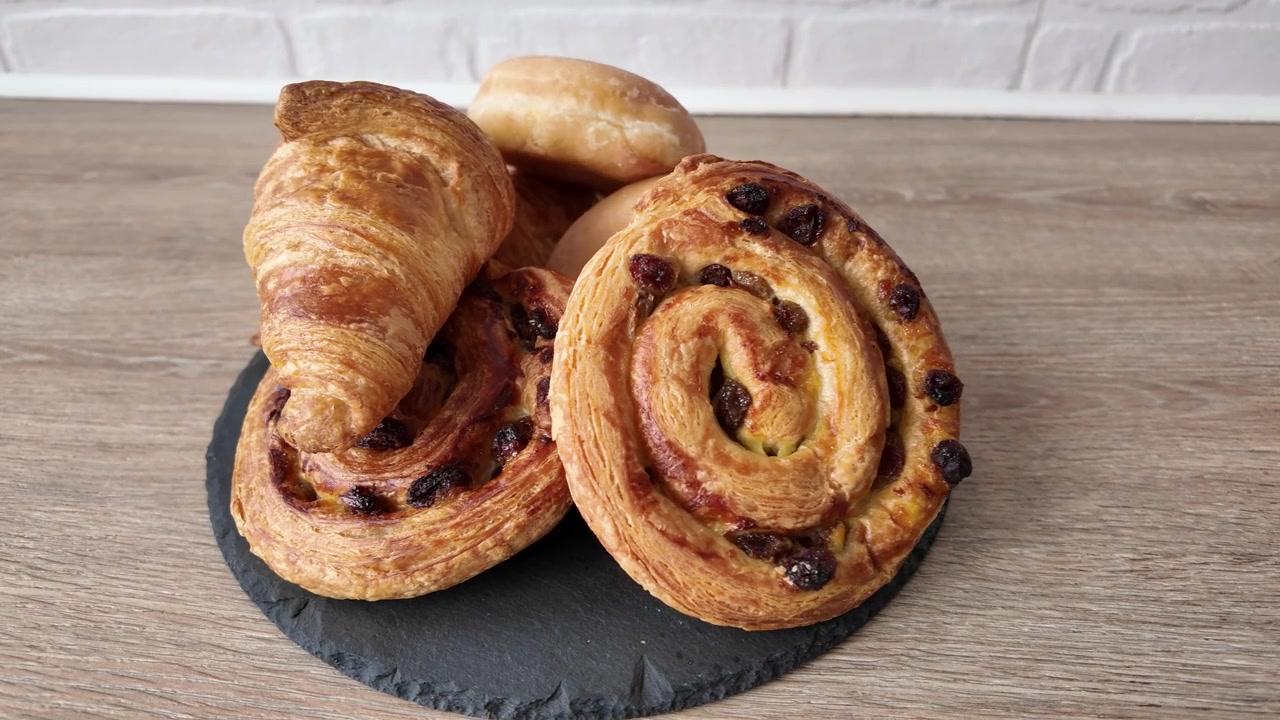 Pasticcini assortiti e cornetti freschi.