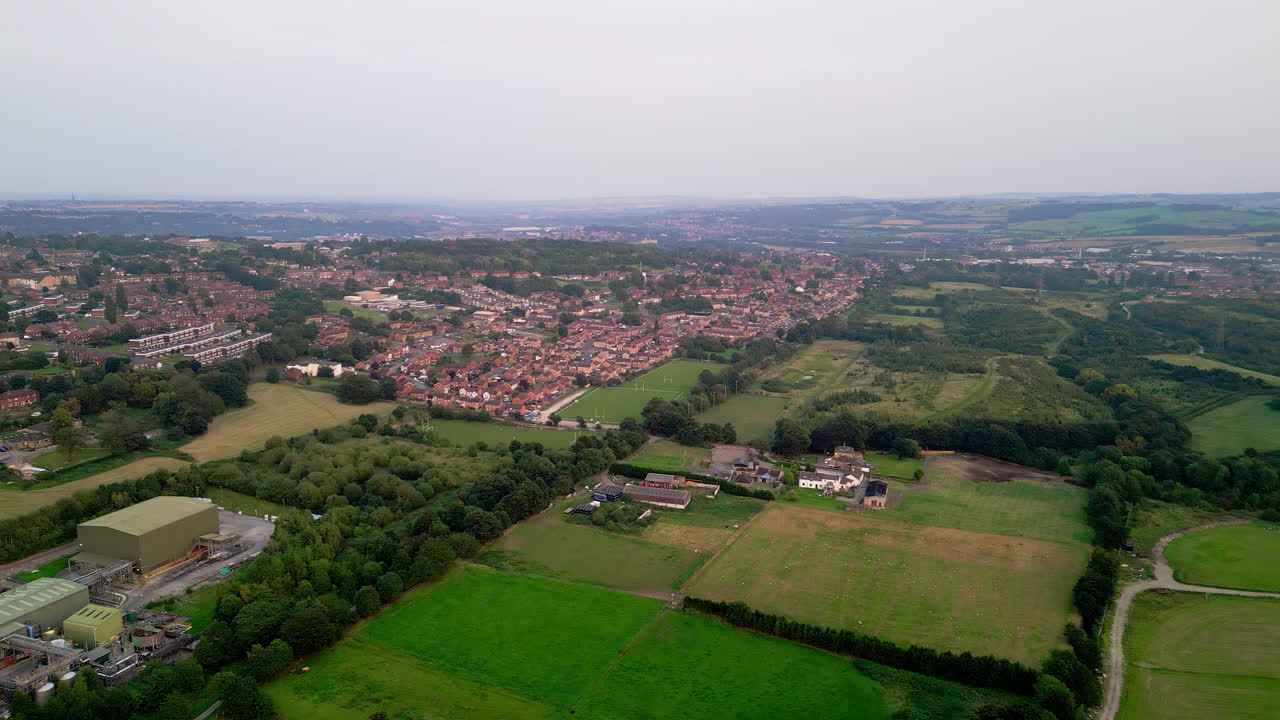 드론 촬영은 dewsbury moore council estate의 명성을 보여줍니다. 유명한 영국 도시 주택 단지, 빨간 벽돌 테라스 주택, 그리고 여름 저녁에 산업 요크셔 풍경