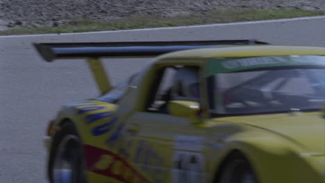 un coche de carreras conduce en una pista de circuito 6