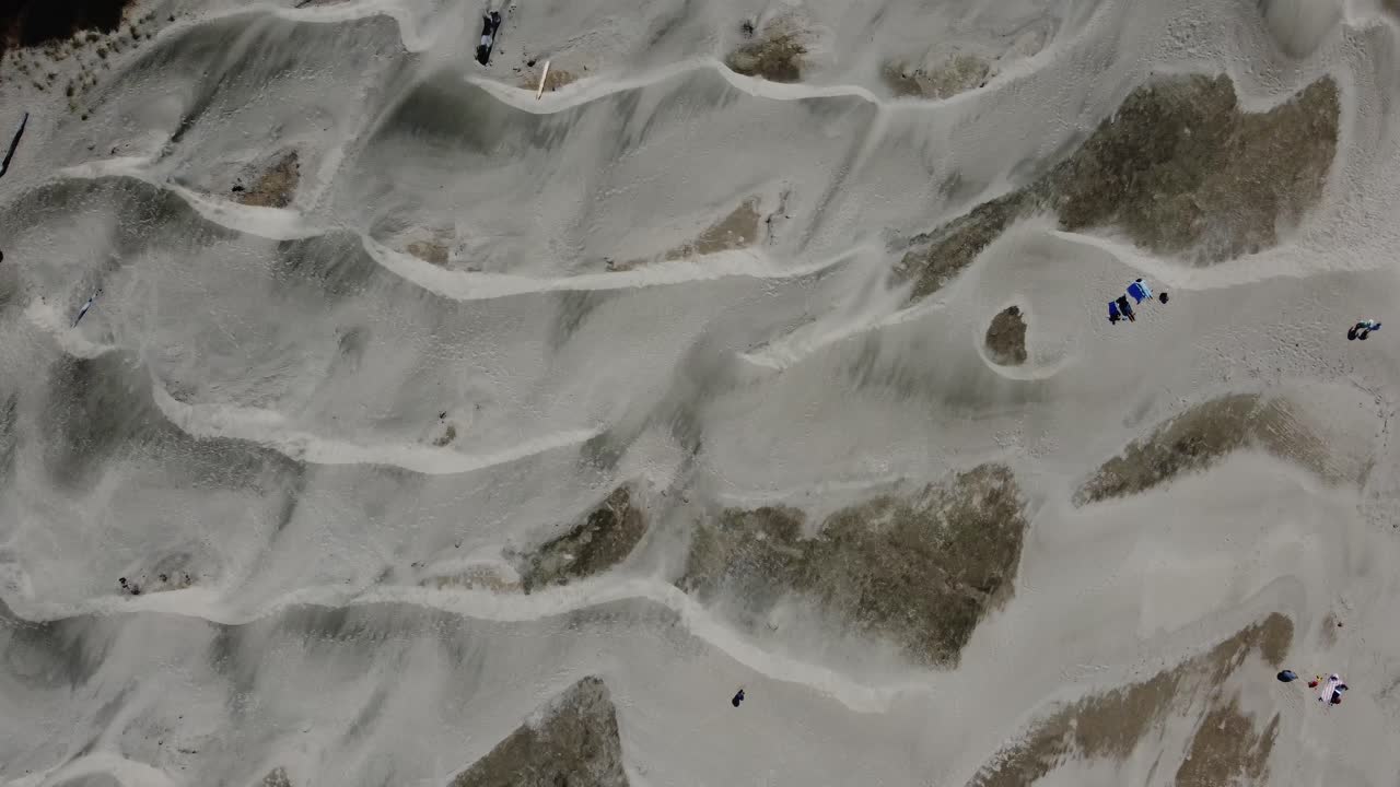 멋진 모래 언덕과 오레곤주 뉴포트의 나이 비치에서 일광욕을 즐기는 사람들의 오버헤드 드론 샷
