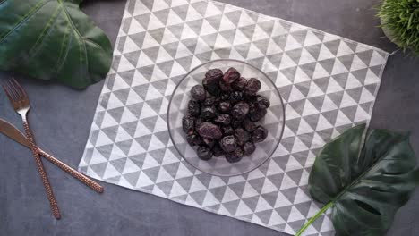 recoger a mano frutas de dátiles de un cuenco vista de arriba