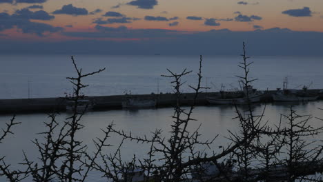 Timelapse-Del-Astillero-Con-Barcos-De-Pesca-Por-La-Noche