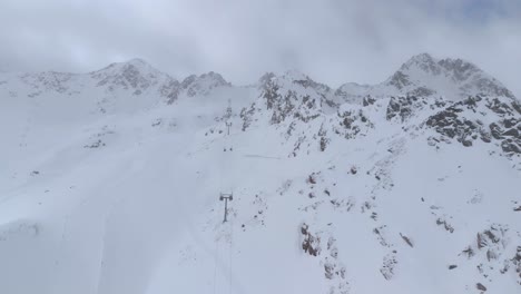 Luftdrohnenansicht-Mit-Blick-Auf-Die-Skilifte-Bis-Zu-Den-Felsigen-Bergen-Der-Kaunertaler-Alpen-In-österreich