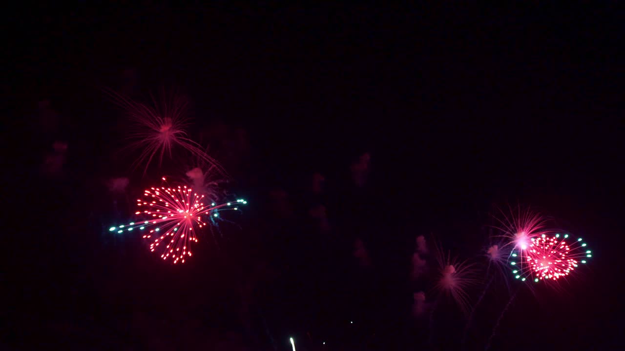 hermosa exhibición de trabajo de fuego colorido por la noche para la celebración en el festival