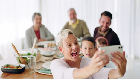 selfie, sonrisa familiar y cena con los niños