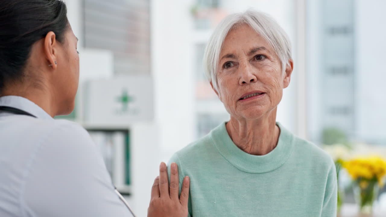 consulta, dolor de hombro y atención médica con el médico