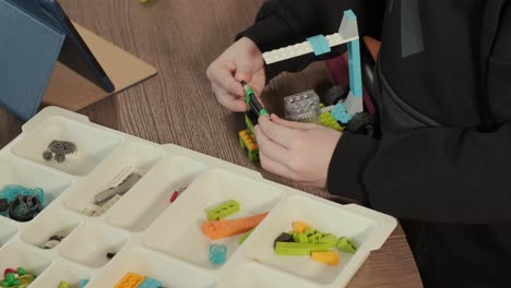 niños sonrientes y felices divirtiéndose en el taller