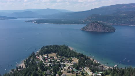 Una-Vista-De-Pájaro-Del-Lago-Shuswap-Y-Sus-Alrededores