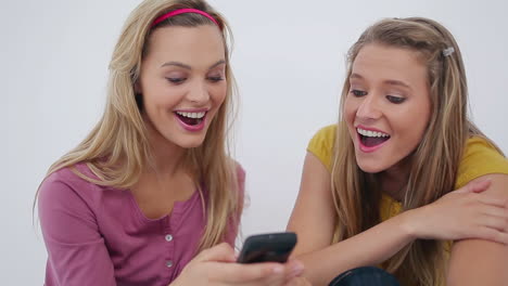 friends sending a textmessage together