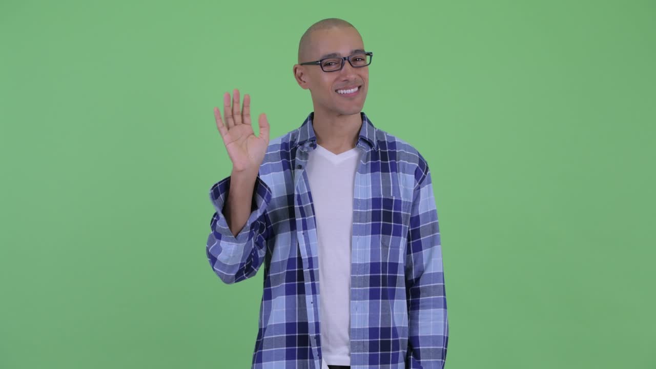 feliz hombre calvo feliz con gafas