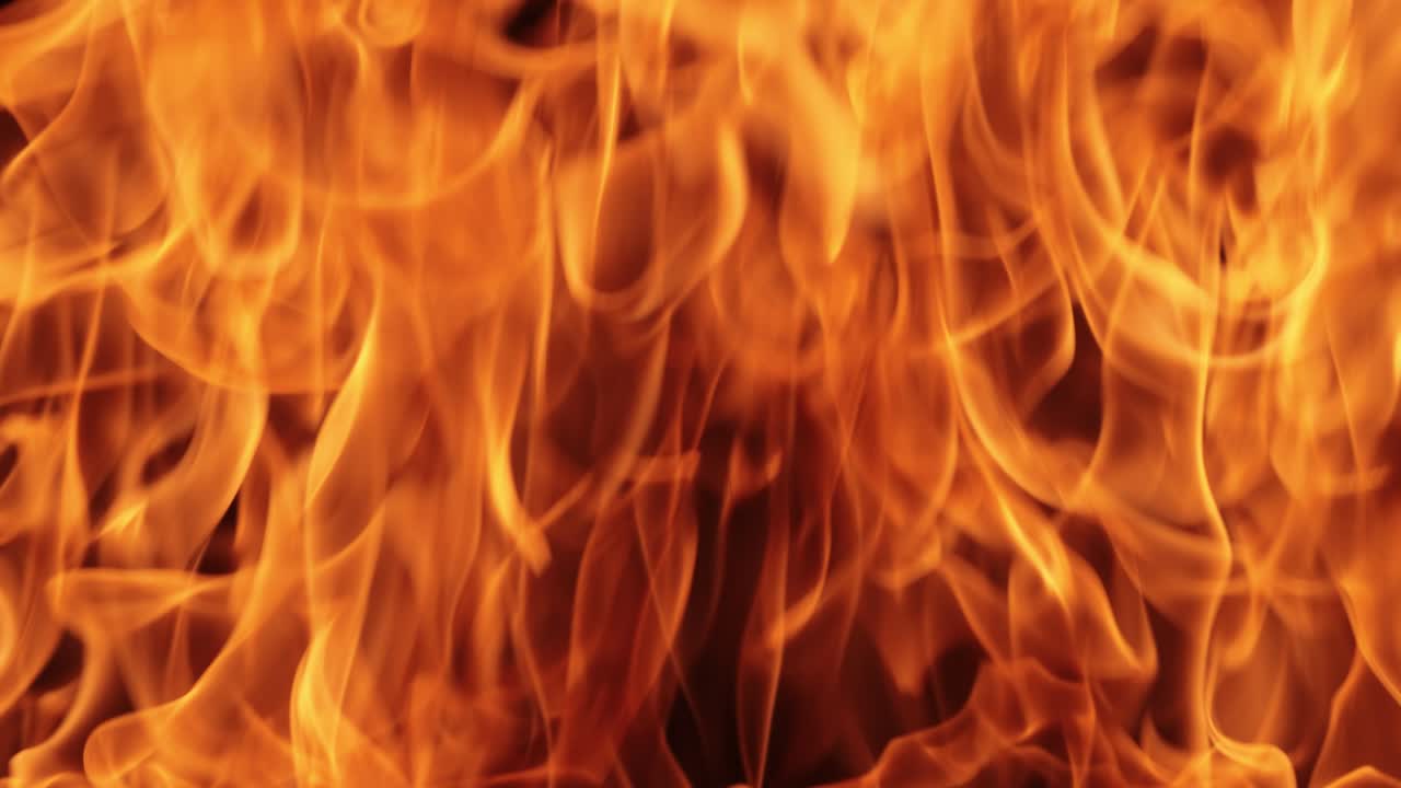 Ildflammer på sort baggrund i slowmotion