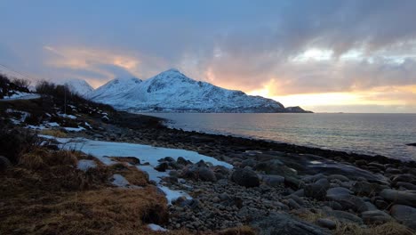 puesta de sol de invierno sobre el mar del norte