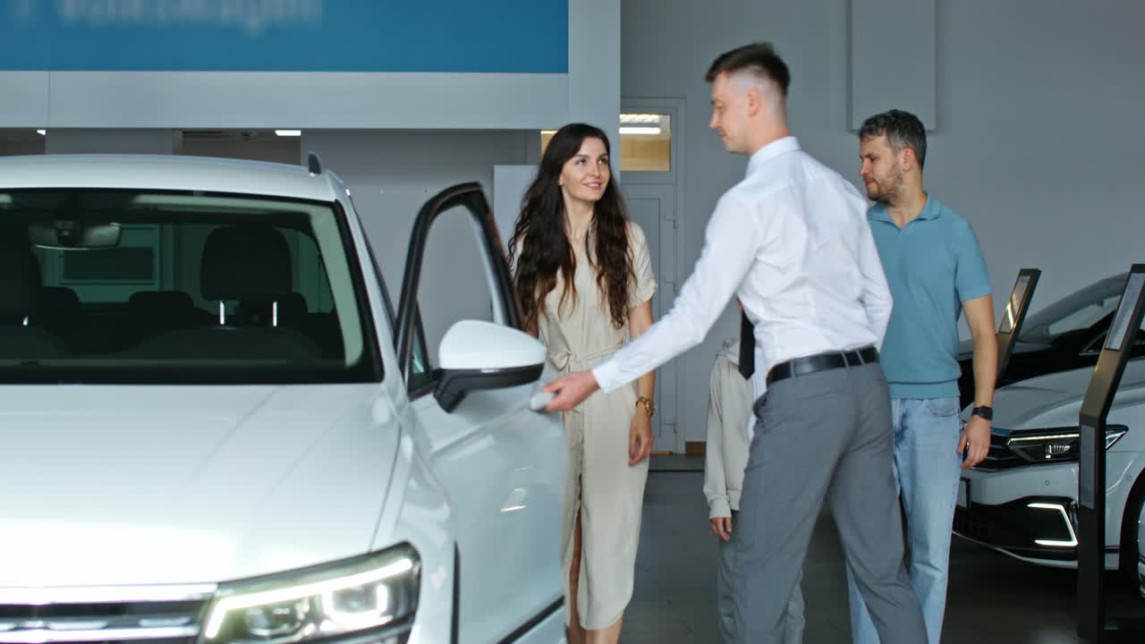 familia visitando un concesionario de automóviles