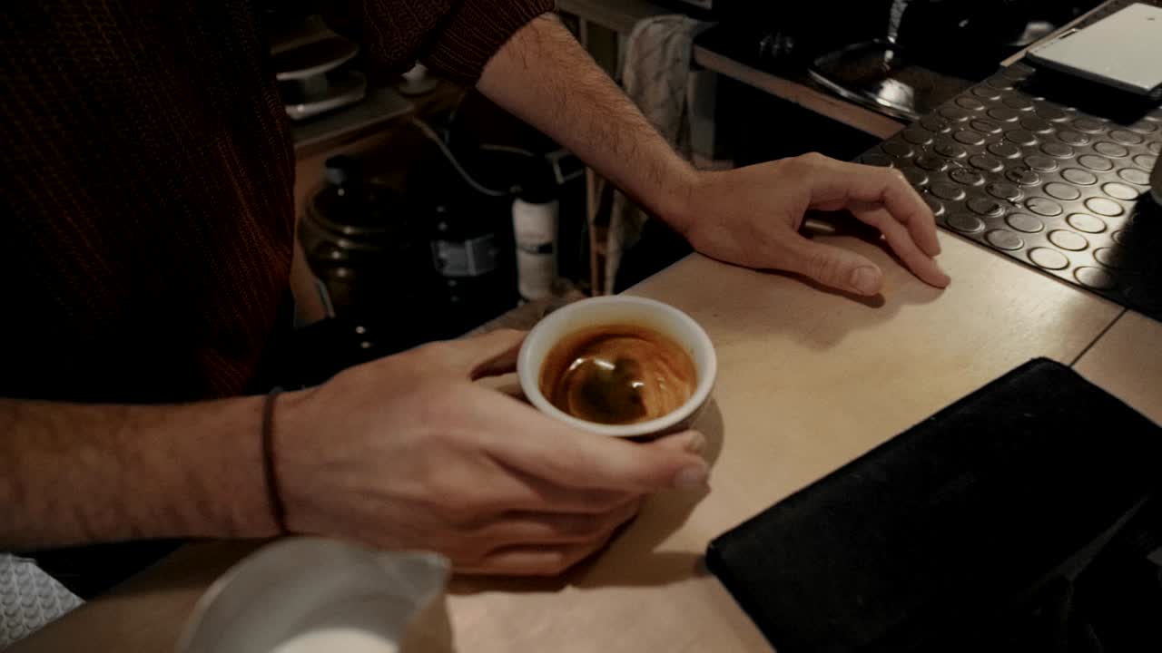 el hombre del bucle eterno prepara café espresso en el café.