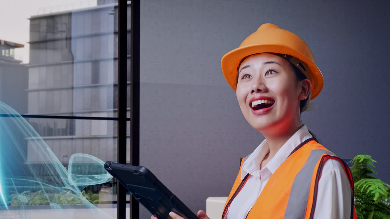 안전 헬을 착용한 아시아 여성 엔지니어가 손에 든 태블릿을 보고 전기 차량의 개념을 가지고 서 있는 동안 주위를 둘러보고 있습니다.