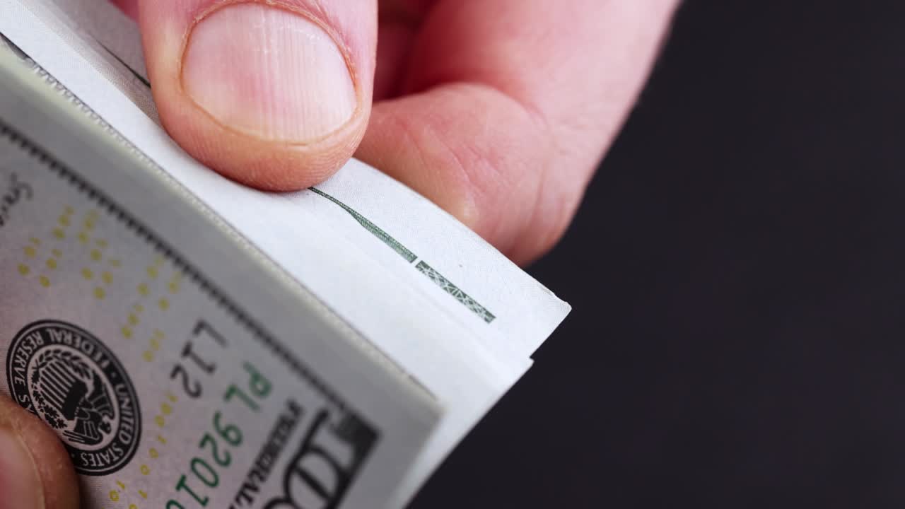 una cuenta de dinero en efectivo estadounidense de cien dólares