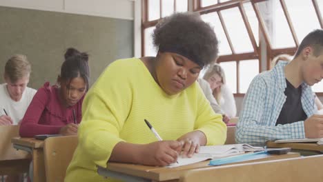 Estudiantes-Escribiendo-En-Clase-De-Secundaria