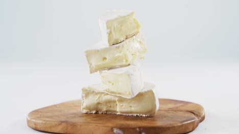 pila de queso en una tabla de madera