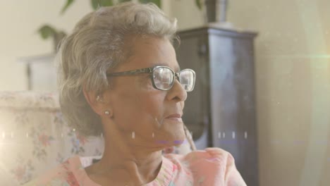animación de luz brillante sobre una mujer mayor seria que lleva gafas de lectura
