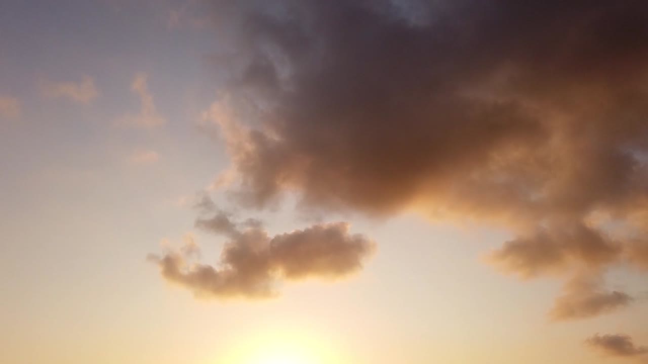 친구와 함께 로나발라 인도로 로드트립하는 동안 캡처한 4k의 영화 같은 일몰 영상