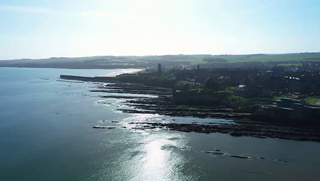 Malerische-Küstenansichten-Der-Historischen-St.-Andrews-Stadt-Und-Des-Strandes-In-Schottland