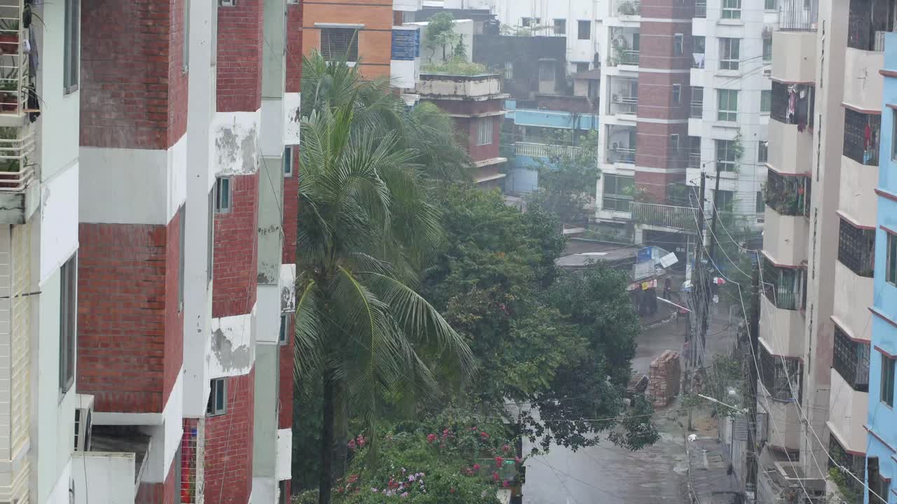 día lluvioso en una calle de la ciudad