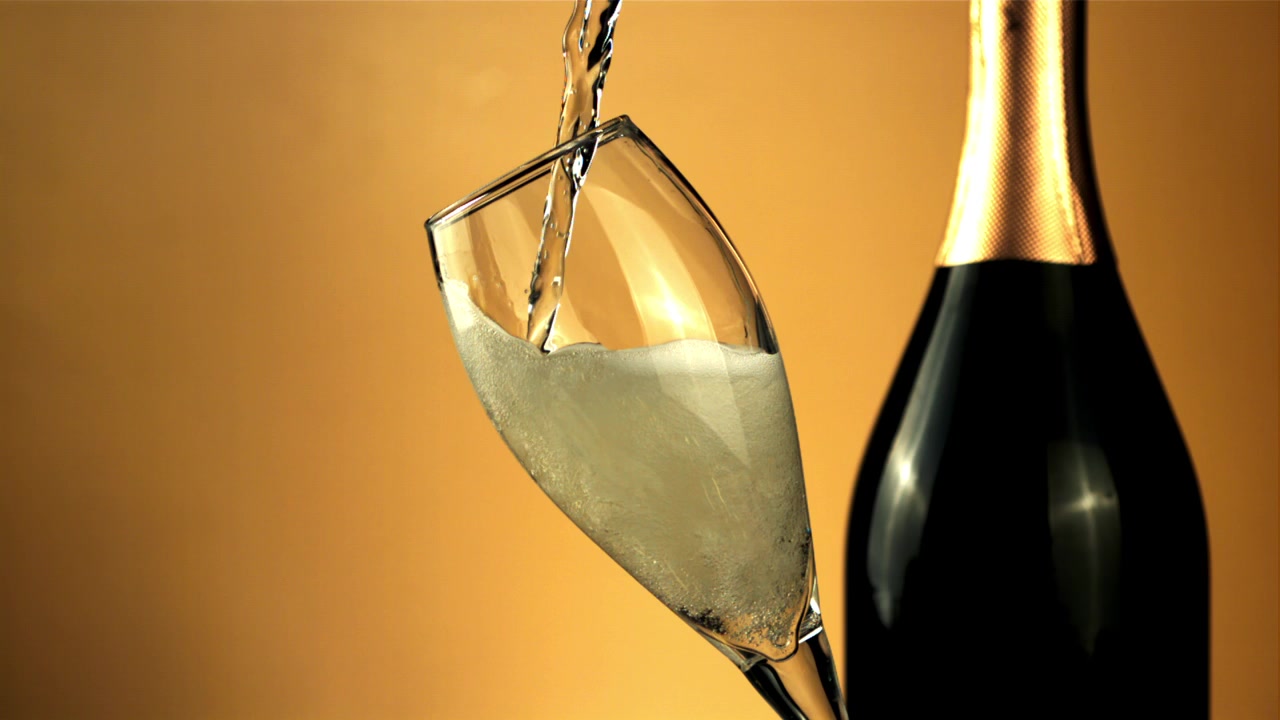 Champagne di lusso che si versa in un bicchiere al rallentatore