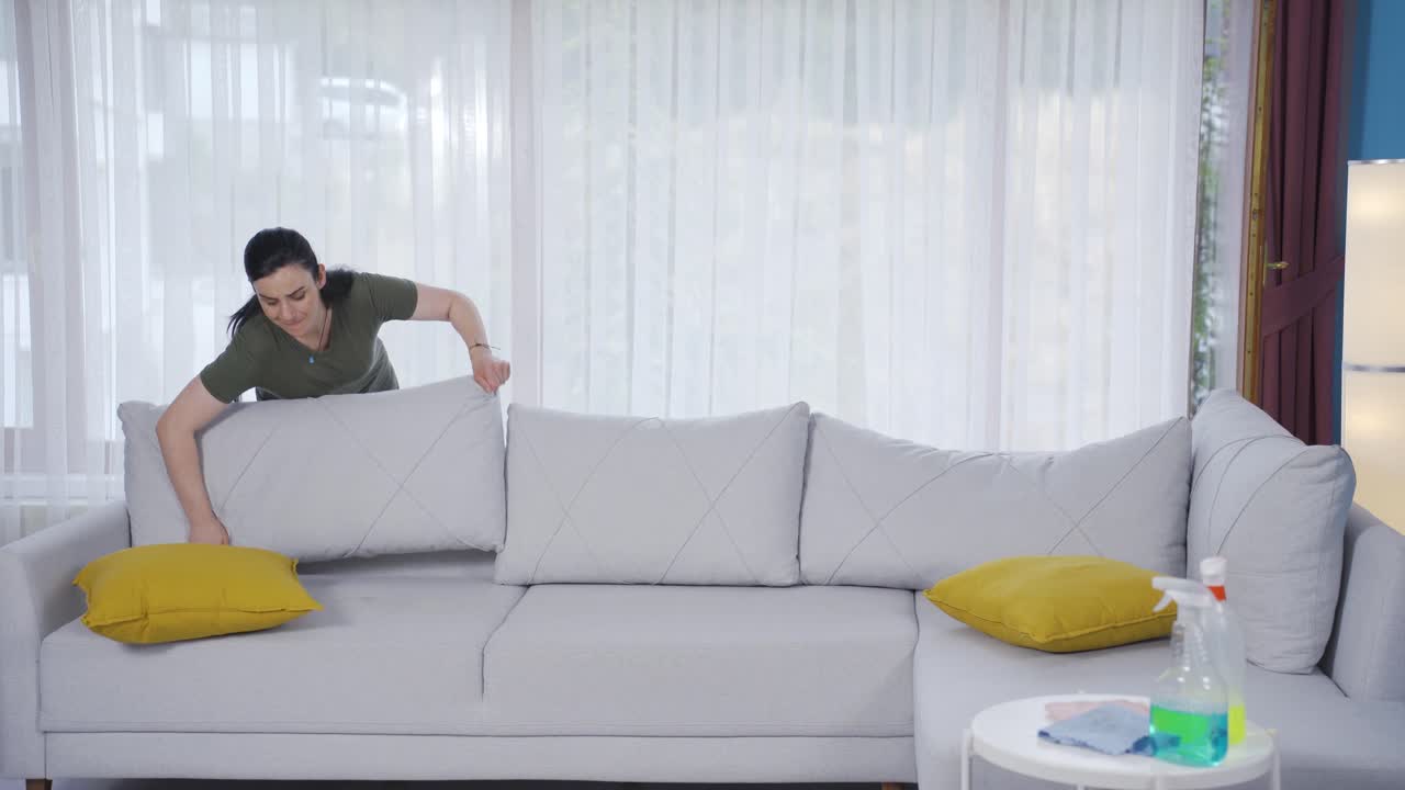 좌석을 수리하는 여자가 청소를 합니다.