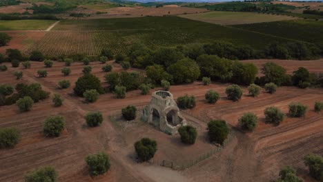 iglesia de la abadía del monasterio en toscana, abbazia di san bruzio, una antigua ruina medieval abandonada y dañada del siglo xi rodeada de olivos en italia